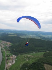 Theo fliegt über dem Kloster Machern :: &copy; Martin Speis