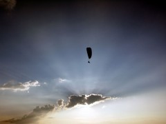 Abendflug mit dem Gleitschirm :: © Robert Blum Abendflug mit dem Gleitschirm :: © Robert Blum