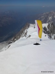 Ulrich Prinz über dem Gipfel des Mont Blanc :: &copy; Damien de Baenst