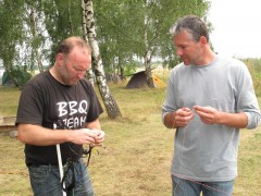 Uwe Neesen leint unter den kritischen Blicken von Robert Bernat seinen Aircross U4 ein :: &copy; Martin Speis