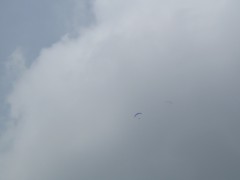 Jarek und ein "Wolkenflieger" über dem Alten Lager :: &copy; Martin Speis