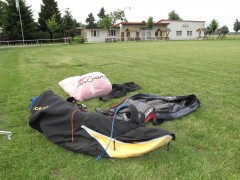 Auf dem Sportplatz in Ragösen gelandet :: &copy; Martin Speis