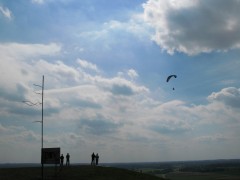 Jörg fliegt über dem SW-Startplatz auf der Halde Norddeutschland :: © Martin Speis